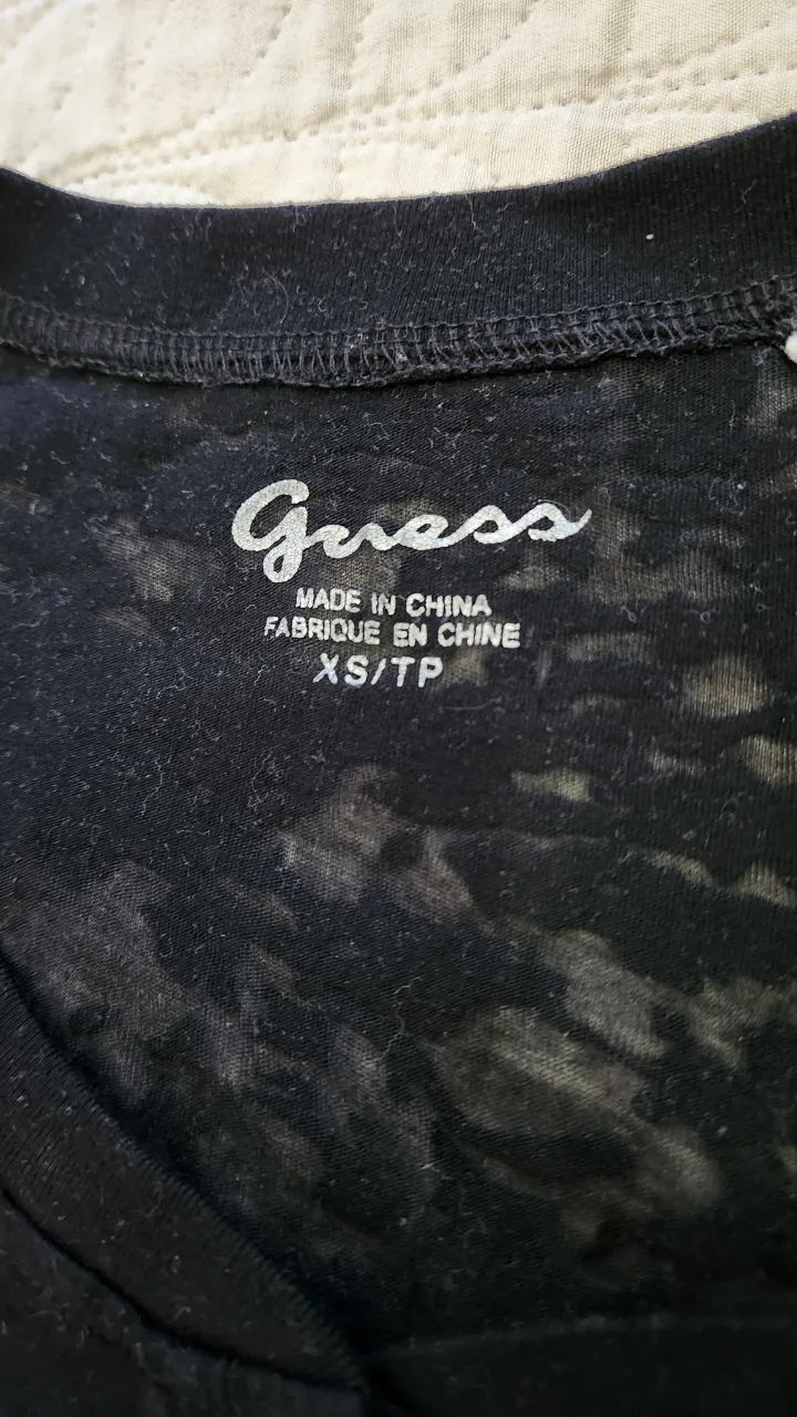 Remera GUESS - Vista 2