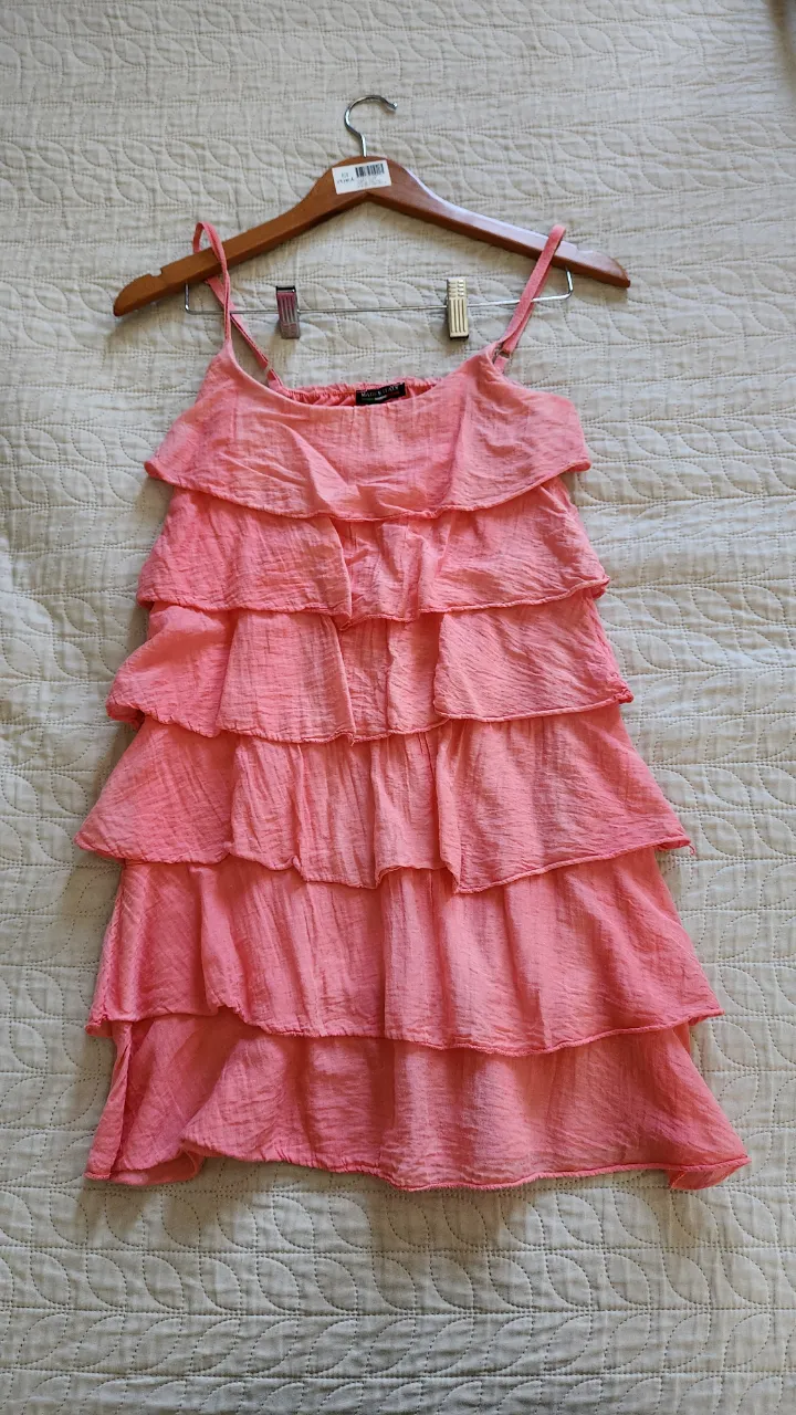 Vestido rosa con tiras finas y volados en cascada. Confeccionado en Italia.