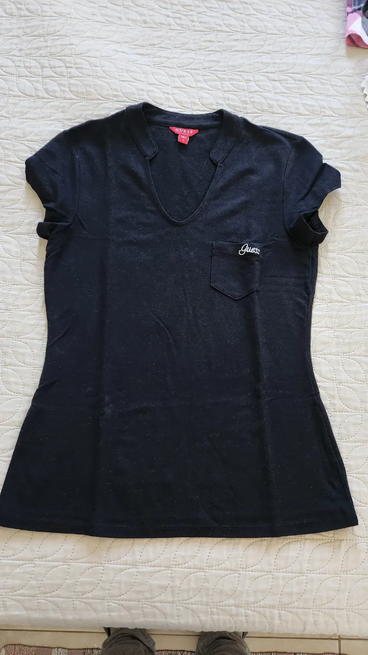 Remera GUESS - Vista 2