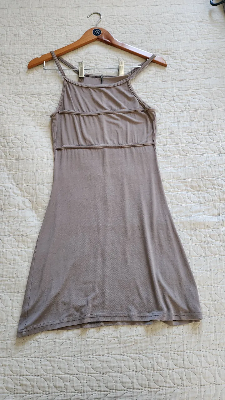 Vestido de tiras finas con detalles horizontales en el busto. Diseño liso.