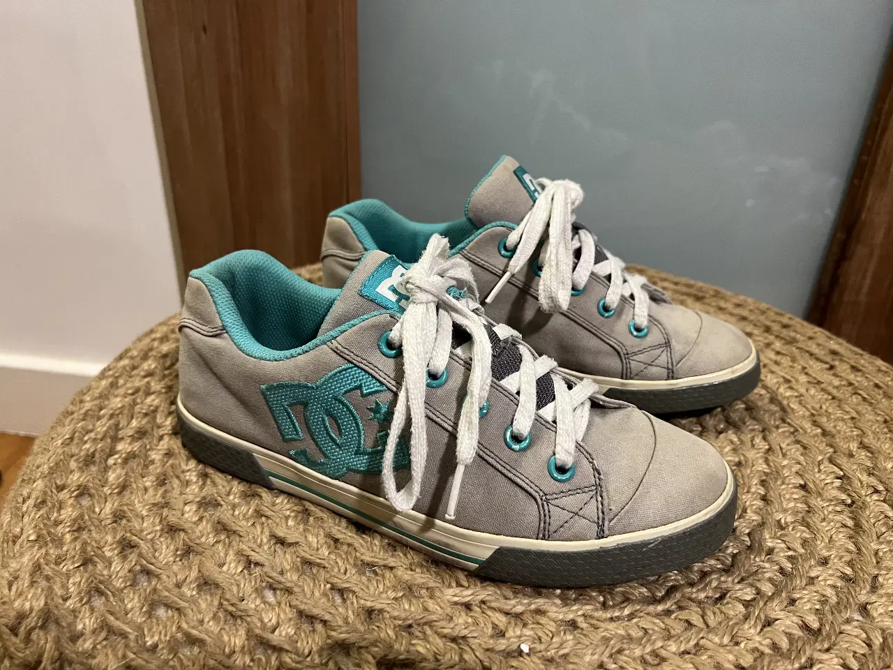Zapatillas DC Shoes grises con detalles en verde agua. Ideales para un look skater o casual. Plantilla interna 25,5 cm | Plantilla De afuera a afuera  26 cm | Calzado nro 8,5 usa / UE - 40