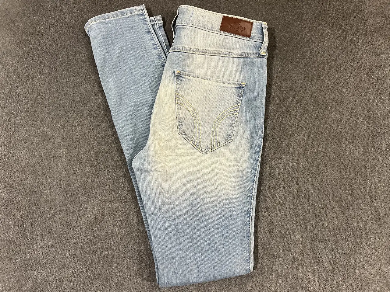 Jeans Hollister de tiro alto, modelo super skinny, color azul claro, talle US 26x30. Perfecto para un look casual y moderno. Chupin / Skinny. 