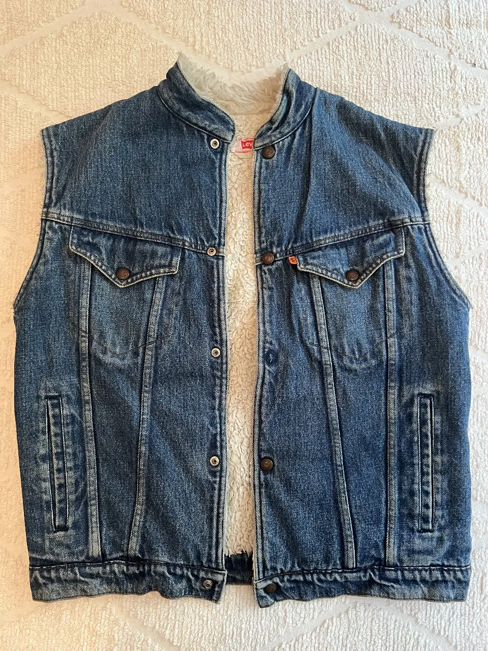 Chaleco de jean con interior de corderito, ideal para el invierno. Estilo vintage, perfecto para un look casual y abrigado. Marca Levi's. Le falta un botón (ver foto 4)