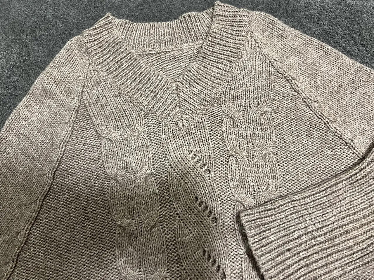 Precioso sweater largo tejido a mano con diseño de trenzas y flecos en el borde. Ideal para un look bohemio y abrigado. Talle M color marroncito claro
