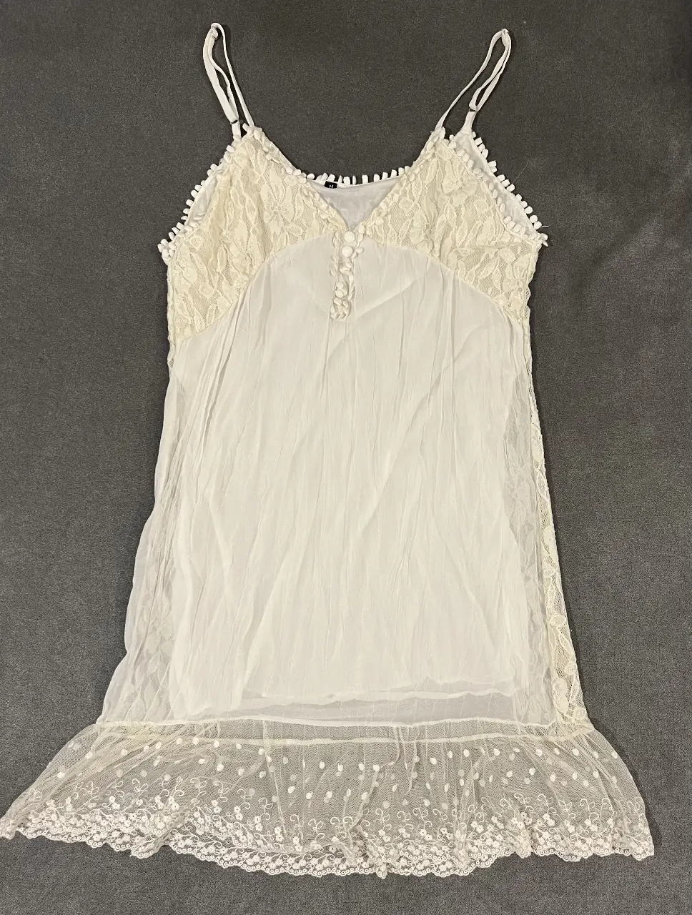 Vestido mini blanco con detalles de encaje y volados. Ideal para un look romántico y fresco. Perfecto para el verano.