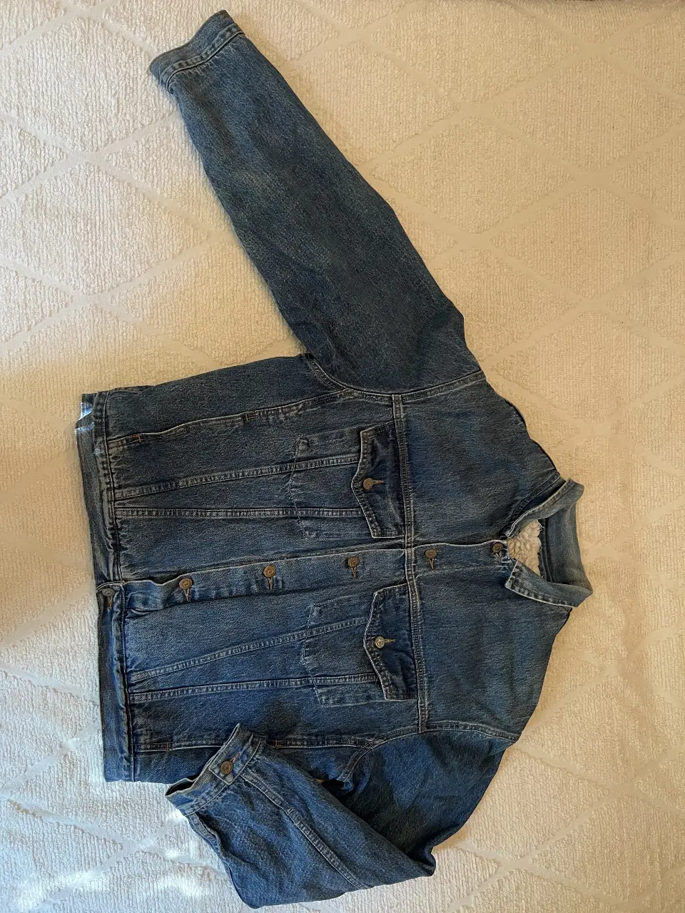 Campera de jean Wrangler con interior de corderito, ideal para el invierno. Talle M. Vintage