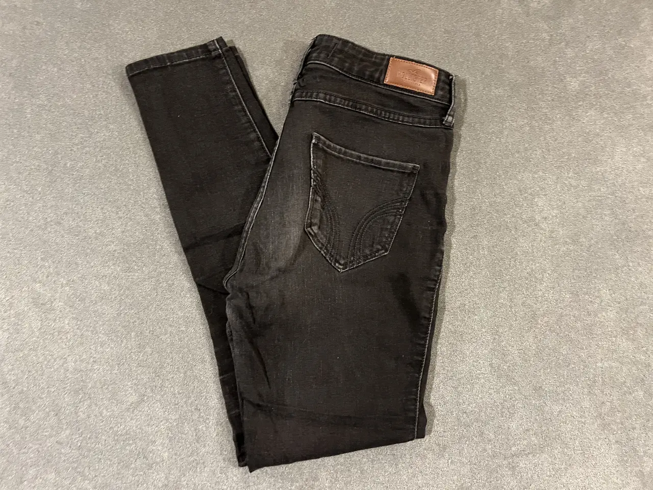 Jeans Hollister negros, tiro medio, corte chupin . Un clásico para cualquier ocasión.