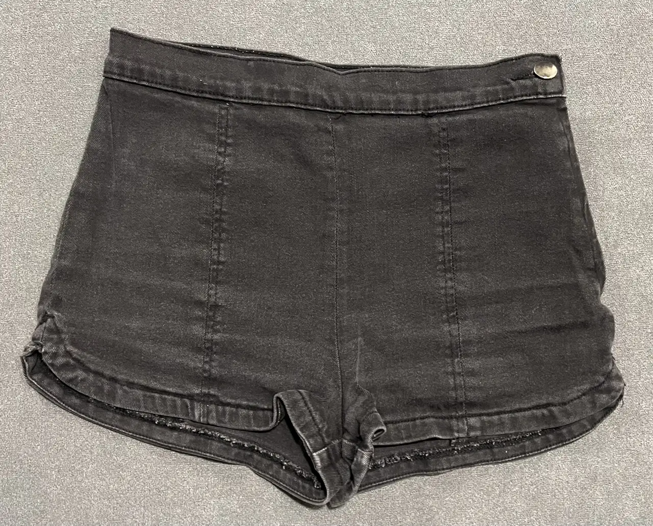 Short de jean negro de Forever 21, tiro alto, con dos bolsillos traseros. Talle M.