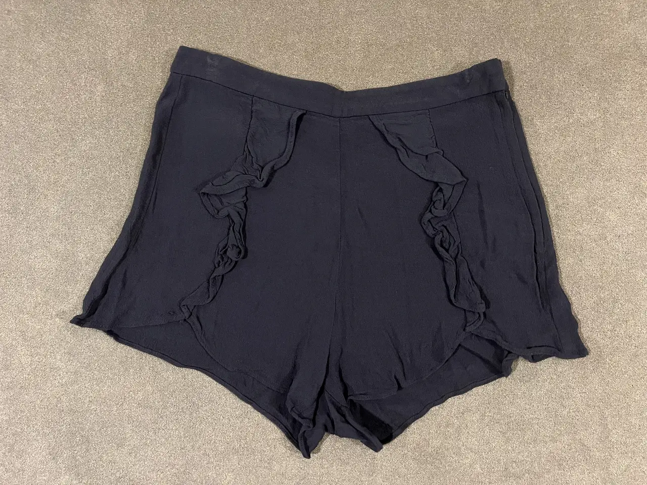 Short de mujer azul marino con detalle de volados en los laterales. Tiro alto, ideal para un look fresco y moderno. talle S. Perfecto para el verano.
