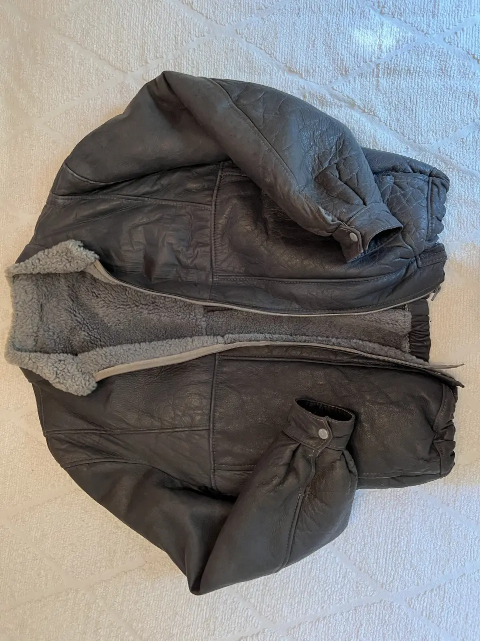 Campera de cuero genuino con interior de corderito sintética. Talle 56, ideal para el invierno. Estilo vintage y abrigada. el cierre está un poco descocido (ver foto 4)