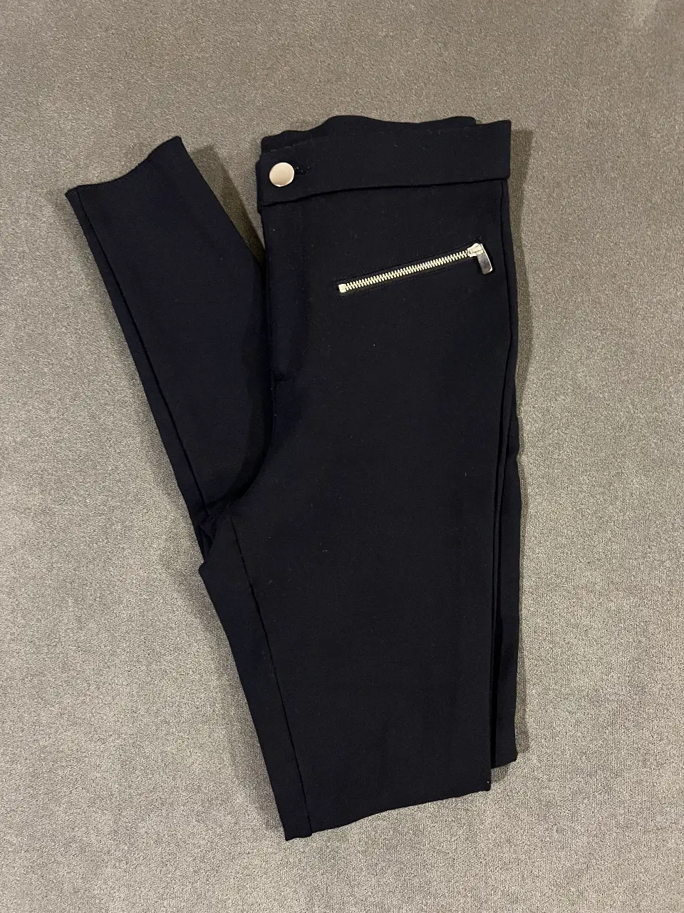 Calza de vestir formal azul de mujer, con detalles de cierre en los bolsillos delanteros y botón en la cintura. Marca Zara Trafaluc Collection. Talle M.