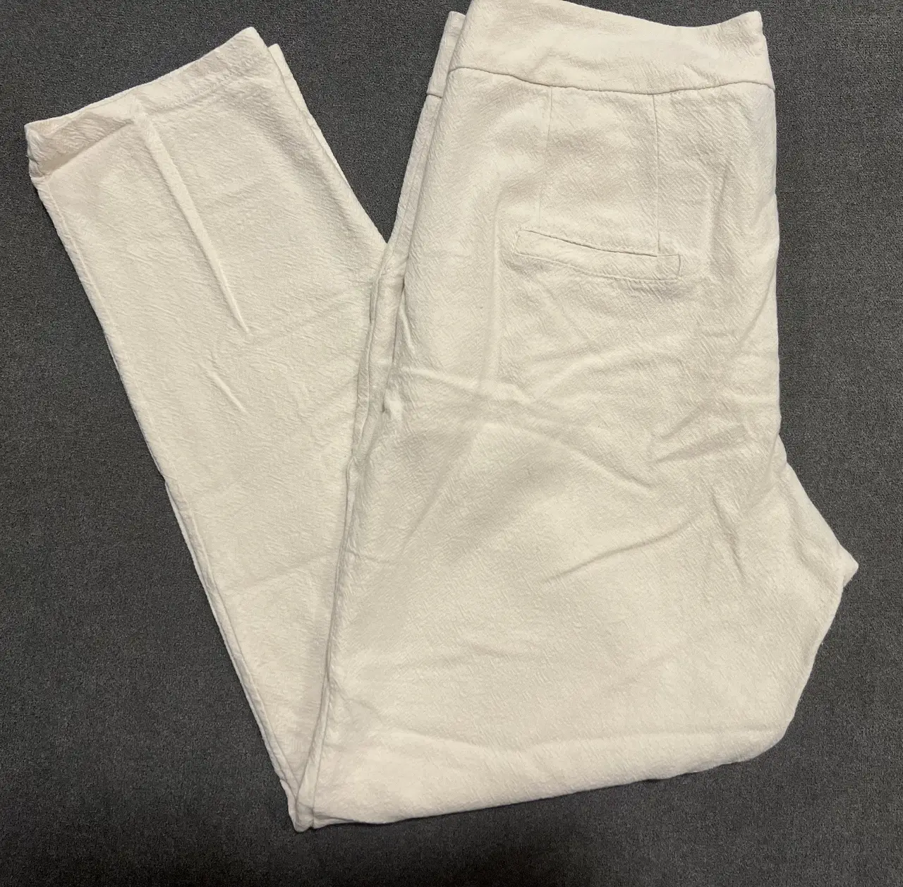 Pantalón sastrero de color crudo, con corte recto y bolsillos delanteros. Ideal para un look elegante y versátil. el bolsillo de atrás está un poquito roto (ver foto)
