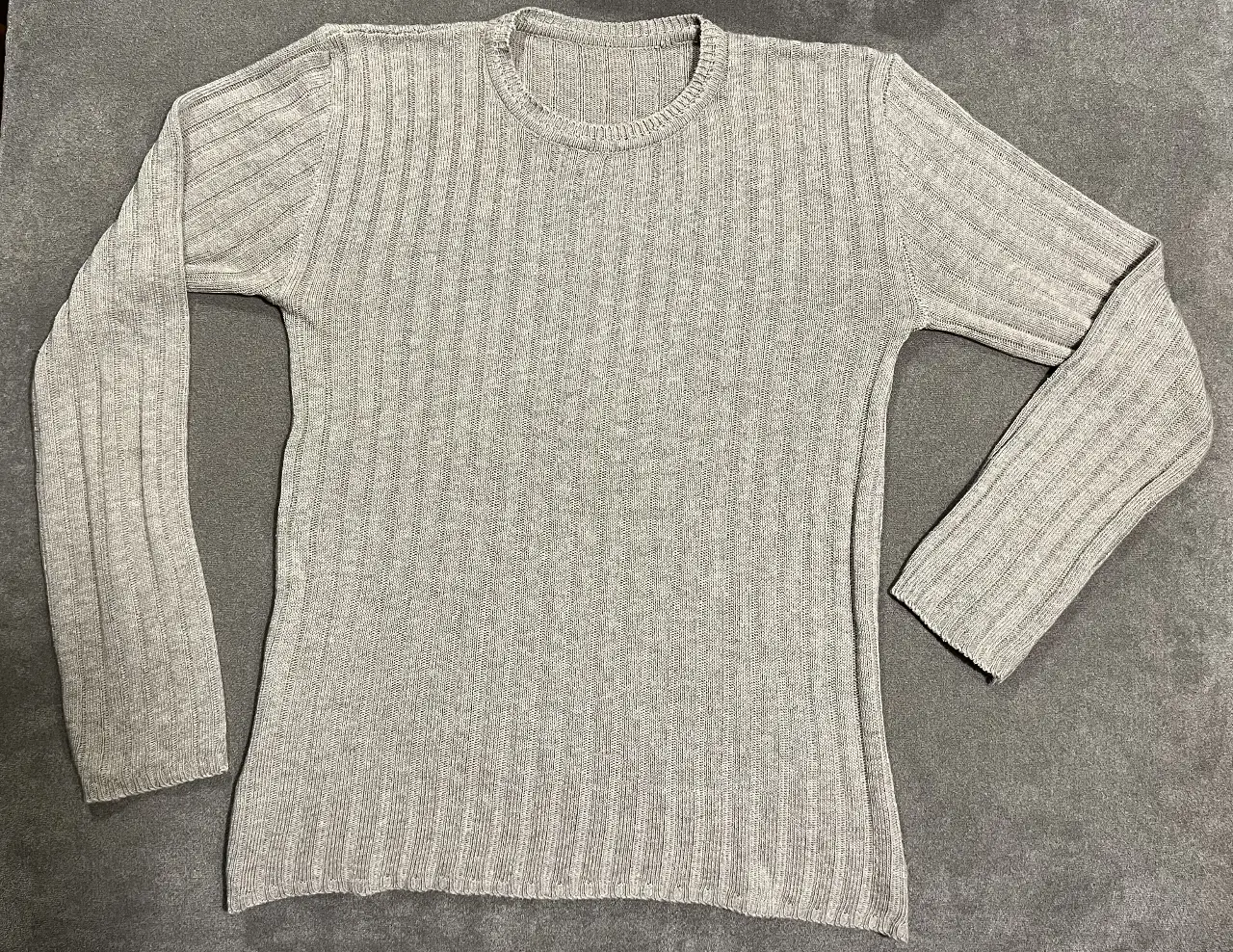 Sweater de mujer de punto canalé en color gris. Ideal para un look casual y abrigado.