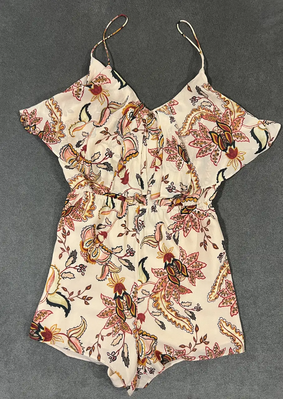 Mono corto de Forever 21 con estampado floral. Ideal para el verano, con tirantes finos y cintura elastizada.