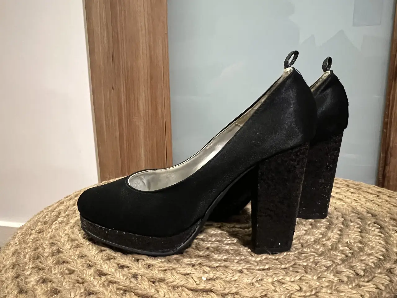Elegantes zapatos de tacón alto negros, ideales para eventos formales y fiestas. Diseño sofisticado con plataforma y detalles brillantes en el tacón.