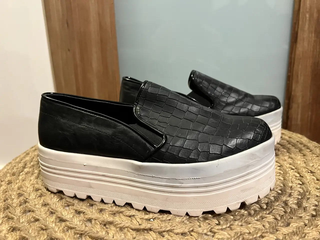 Zapatillas slip on negras con plataforma blanca. Diseño con textura símil cuero y suela gruesa. Ideales para un look moderno y cómodo. Calzado negro con suela alta Plantilla interna 25cm. Plataforma 5,5 cms de alto Plantilla de afuera a afuera 27 cm. Calzado nro 41 Argentina
