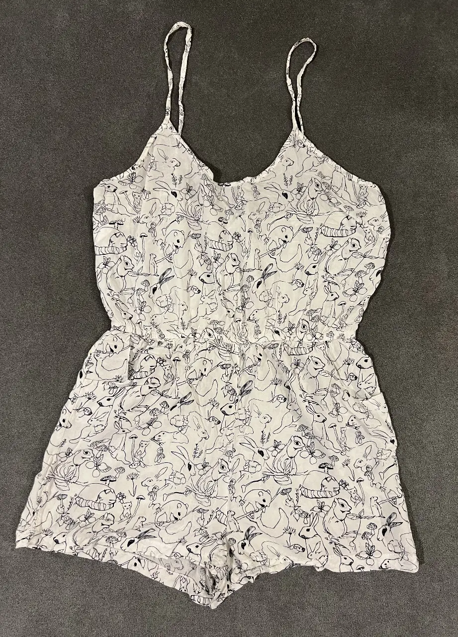 Mono corto de mujer, estampado con diseño de animales y plantas en blanco y negro. Ideal para el verano, con tirantes finos y cintura elastizada.