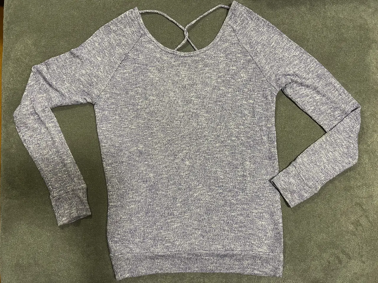 Sweater de mujer con espalda cruzada, de color lila jaspeado. Ideal para un look casual y cómodo. lo compré en H&M en Estados Unidos.