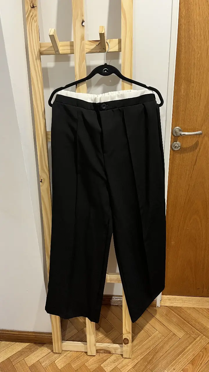 Pantalón sastrero negro con cintura blanca. Corte recto y elegante, ideal para un look formal o de trabajo. Confeccionado con tela de calidad y diseño atemporal.