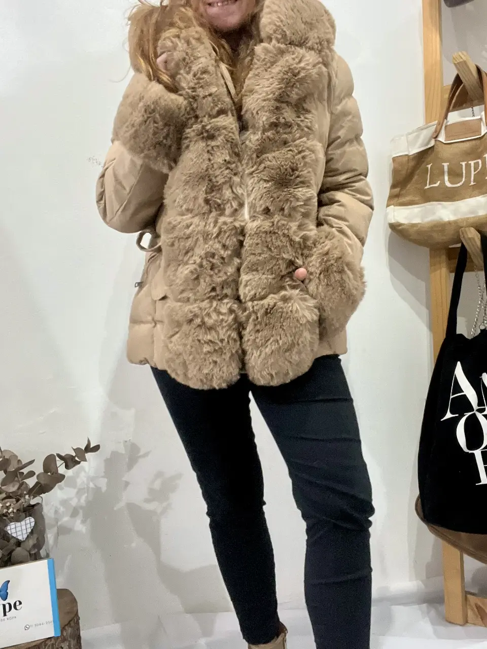 Campera puffer beige con capucha y cinturón. Ideal para el invierno, con un diseño acolchado y detalles de botones. Perfecta para un look casual y abrigado.