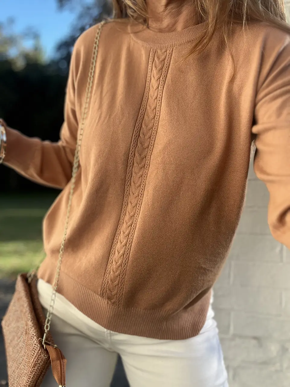 Sweater de mujer color marrón con detalle trenzado en el frente. Ideal para un look casual y abrigado.