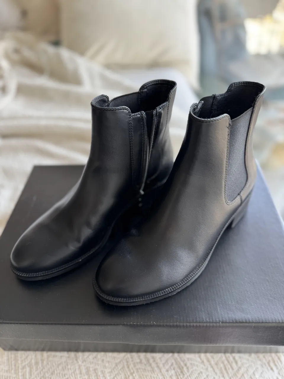 Botitas de cuero sintetico negras, súper cómodas y versátiles. Ideales para el día a día, combinan con todo.