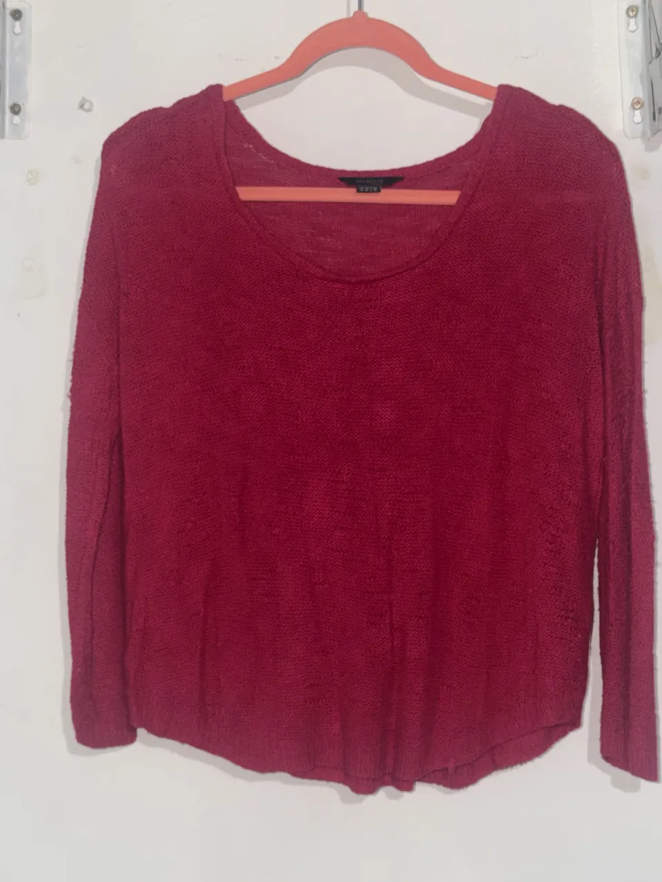 Sweater de tejido fino en color fucsia. Posee mangas 3/4 y escote redondo.