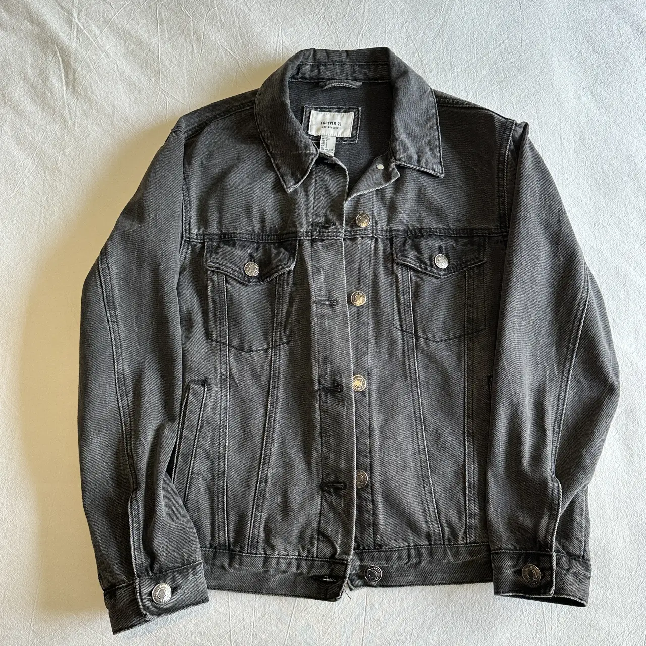 Campera de jean Forever 21, color gris oscuro, con botones y bolsillos. 