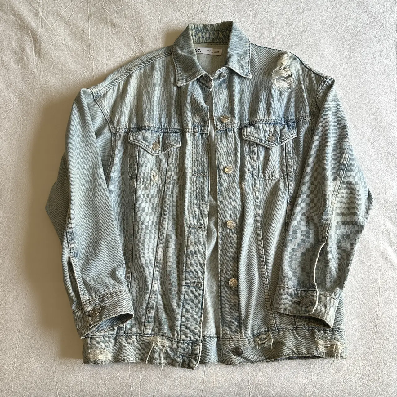 Campera ZARA de jean celeste con roturas, estilo vintage. Es un XS oversize.