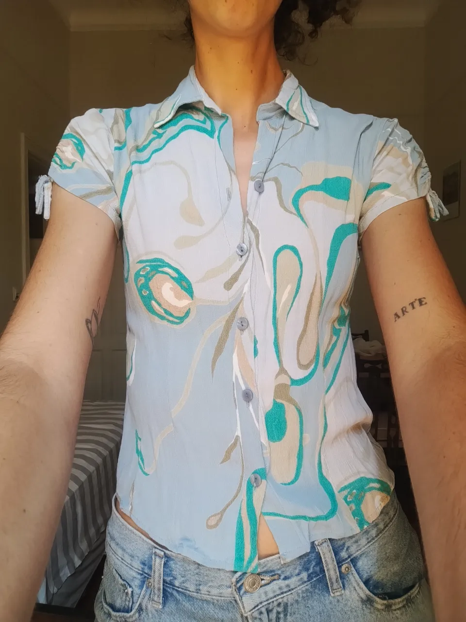 camisa Portsaid. Mangas cortas con detalle de lazo en los hombros. Estampado abstracto en tonos celestes, verdes y beige. mido 180 y me queda así 