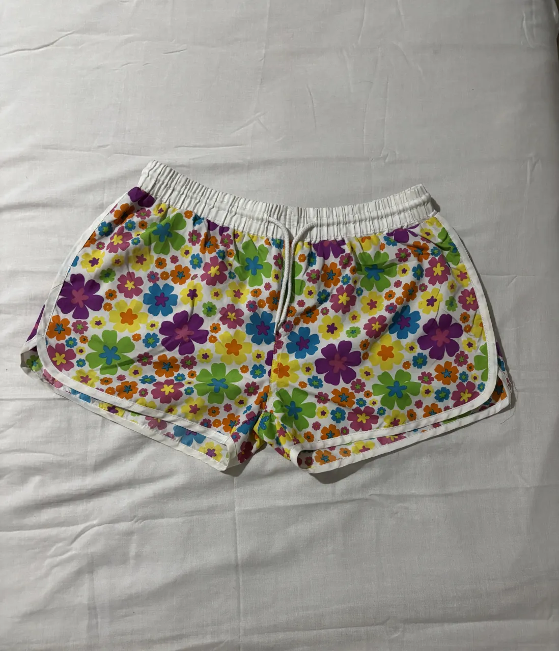 Shorts súper cómodos y alegres con estampa de flores vibrantes. Ideales para estar cómoda en casa o hacer ejercicio. Ademas cuenta con cintura elástica con cordón para un ajuste perfecto.