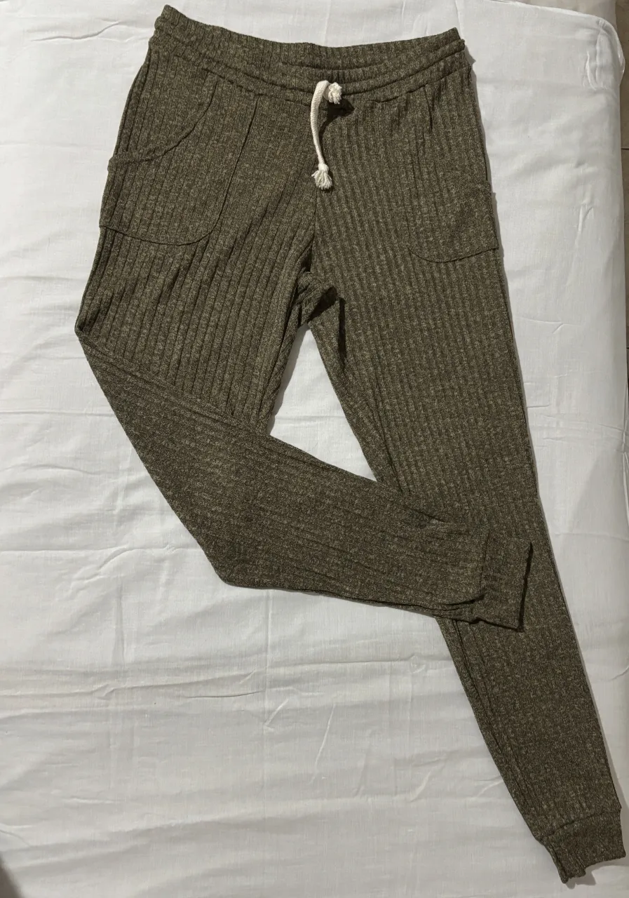 Pantalón suelto con cordón y bolsillos, ideal para estar cómodo en casa o para esos días que refresca un poco.