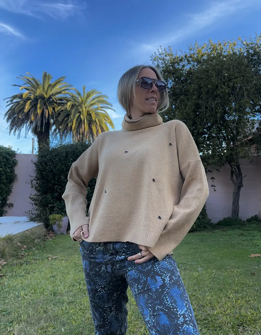 Sweater polera de color crudo con piedras negras bordadas a mano. Ideal para un look casual y abrigado.