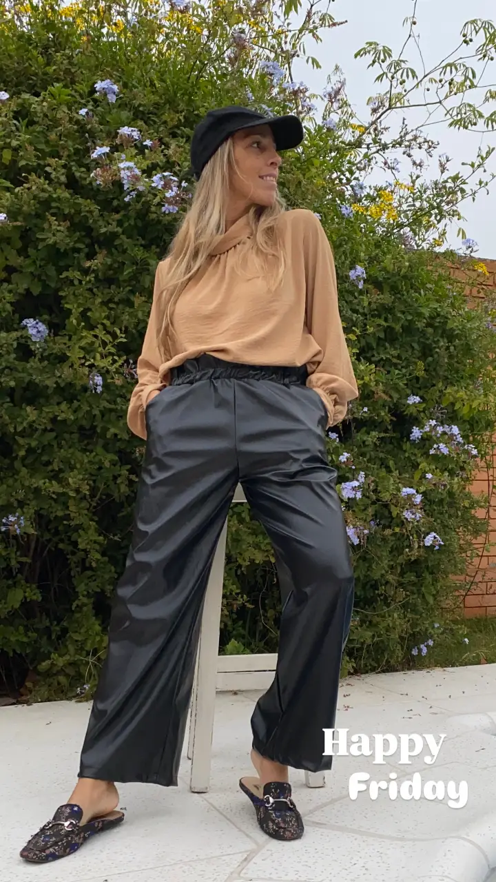 Pantalón suelto de cuero sintético negro, ideal para un look moderno y cómodo. Perfecto para combinar con diferentes estilos y ocasiones.
