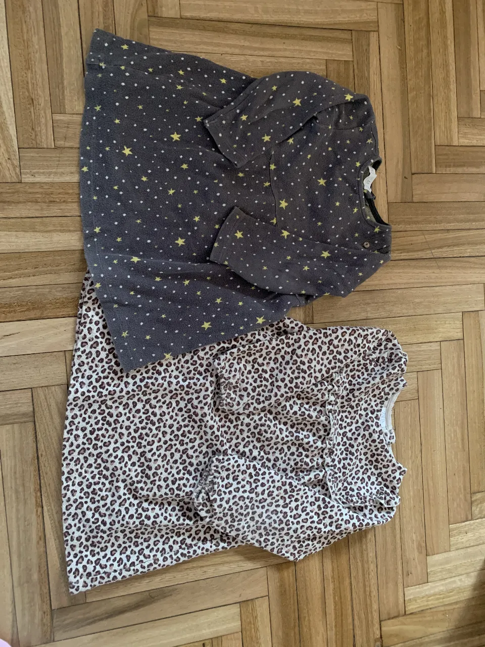 Conjunto de vestidos manga larga gris con estampado de estrellas amarillas y vestido de manga larga con estampado de leopardo. 