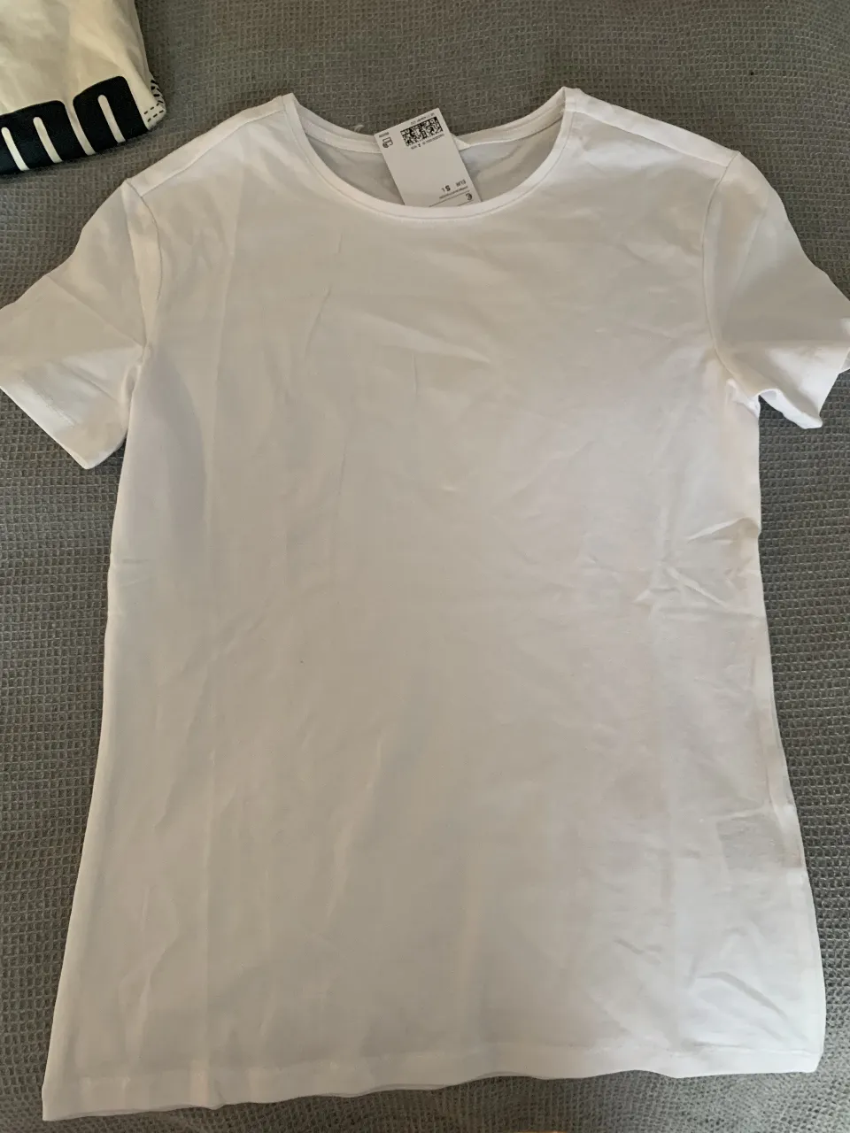 Remera blanca básica de manga corta, ideal para el día a día. Perfecta para combinar con cualquier prenda y crear looks casuales.h&m nueva con etiqueta 