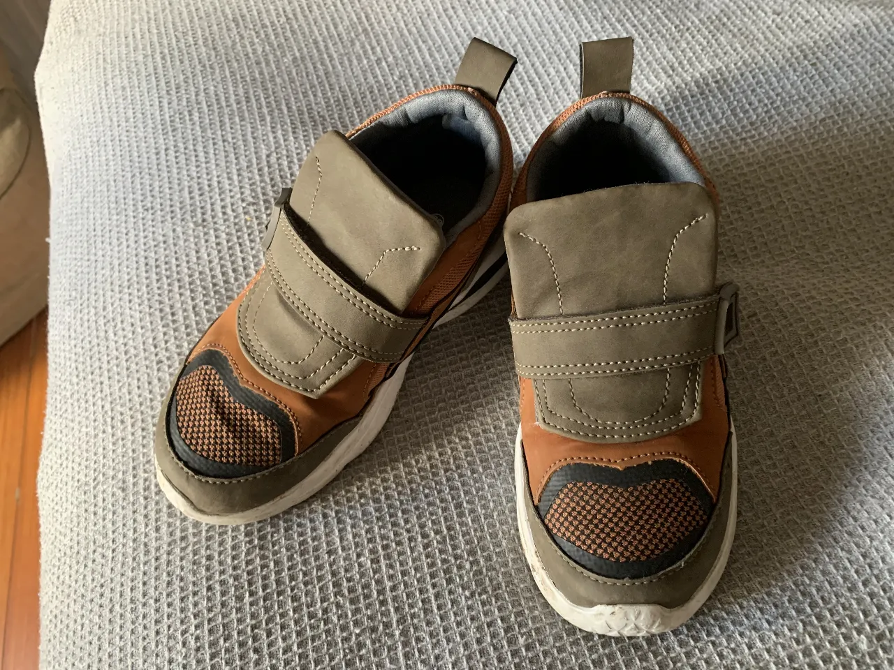 Zapatillas para niño con cierre de velcro, combinando marrón y gris. Ideales para el uso diario y actividades infantiles.