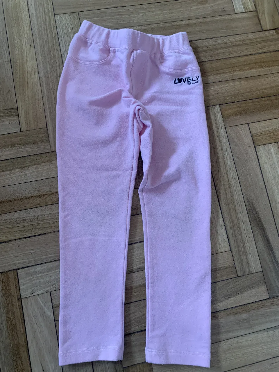 Pantalón de niña jeggin, color rosa, de tela suave y cómoda. Con cintura elastizada y detalle de la marca grisino Talle 6.