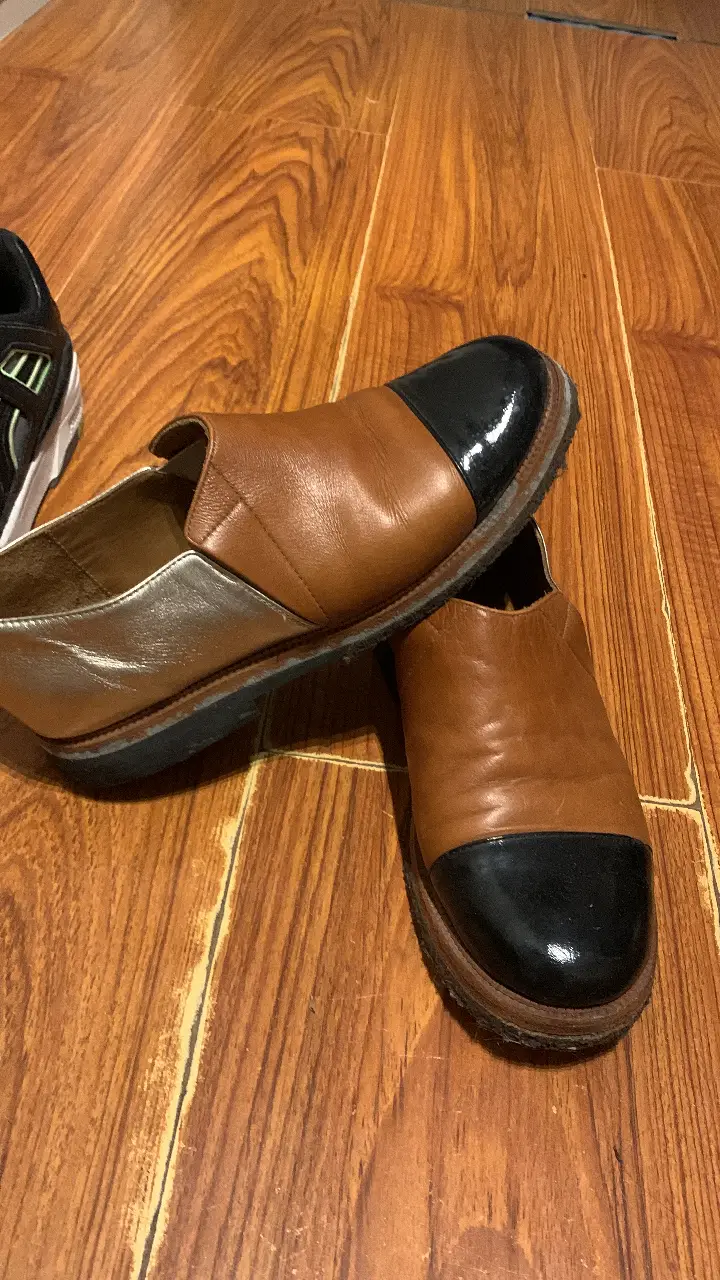 Mocasines de cuero marrón con puntera negra. Ideales para un look casual y elegante. Margies talle 37