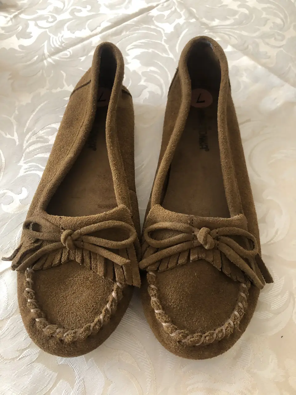 Lindos mocasines de gamuza marrón con detalle de moño y flecos. Ideales para un look casual y cómodo. deben tener dos usos como mucho. material y suela en impecable estado! plantilla interna de 23,5 cm