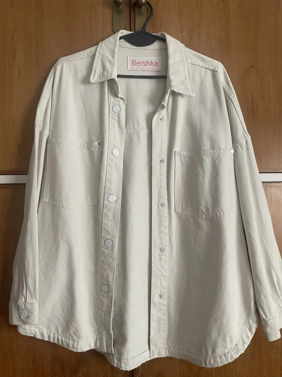 Camisa de jean Bershka, color crudo, con botones y bolsillos delanteros. Talle S, pero es oversize, puede ir para M y L. 