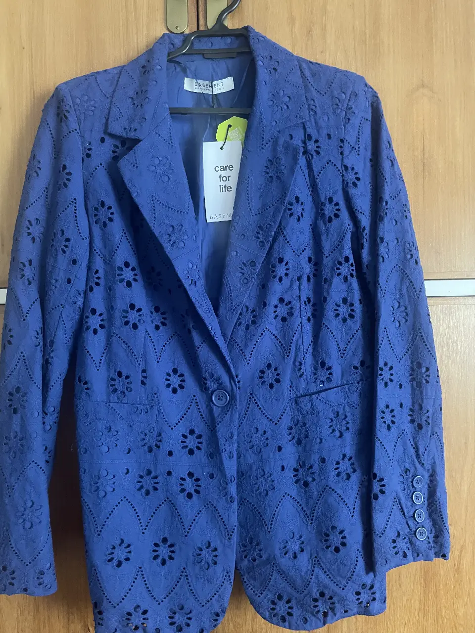 Blazer azul con detalles calados, ideal para un look elegante y fresco. Perfecto para combinar con diferentes outfits.