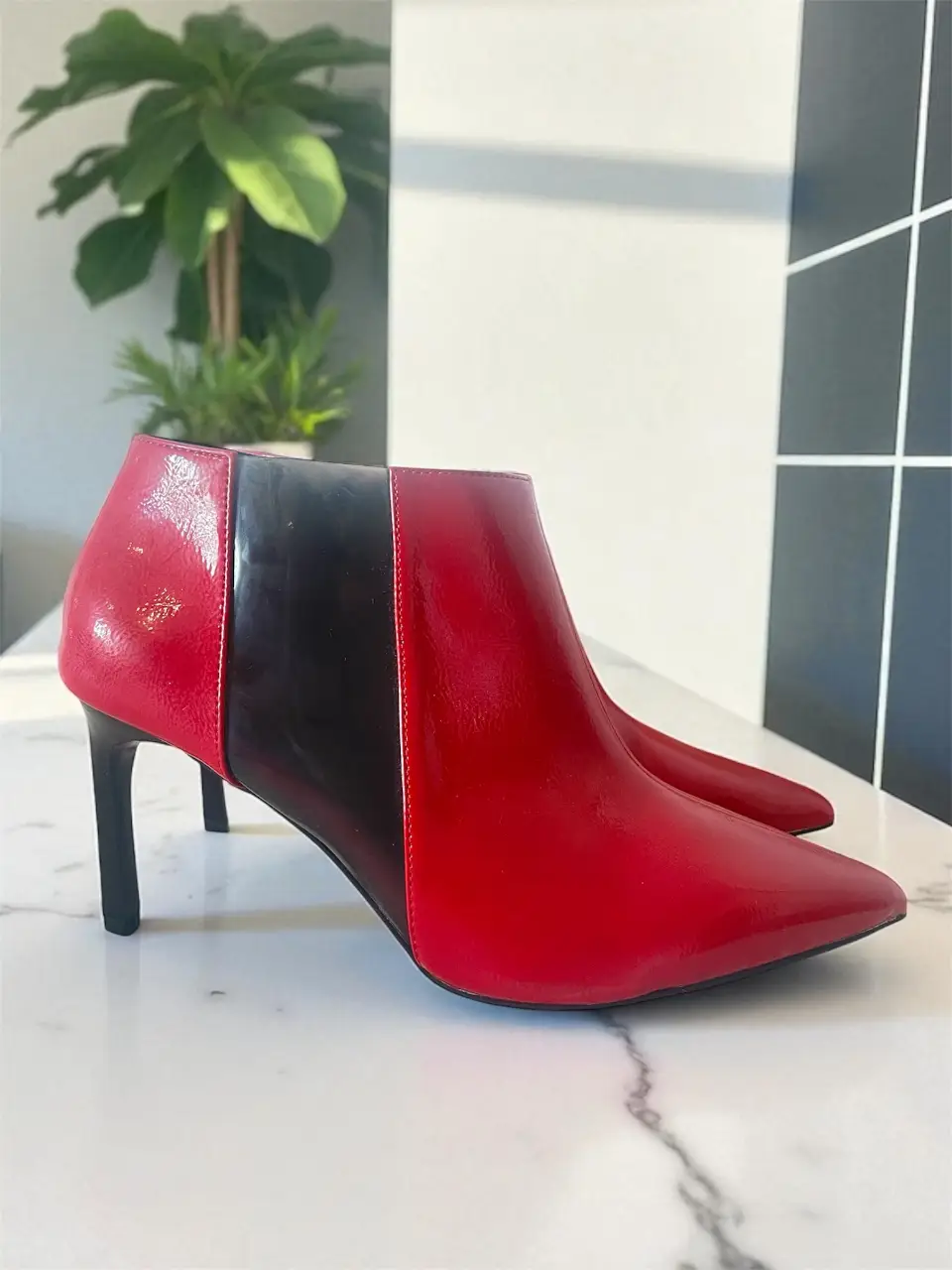Botas de mujer rojos con diseño lateral transparente y cierre lateral. Están  nuevas! siguen con etiqueta. Taco fino y punta fina. Ideales para darle un toque de elegancia a cualquier look.