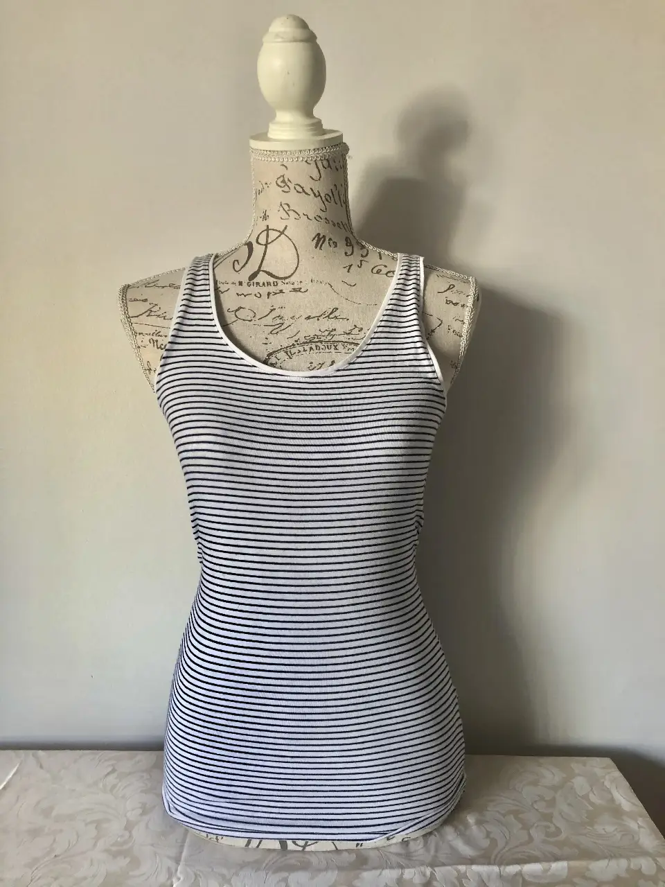 Musculosa de mujer a rayas horizontales blancas y azules, de la marca H&M. Ideal para un look casual y fresco.