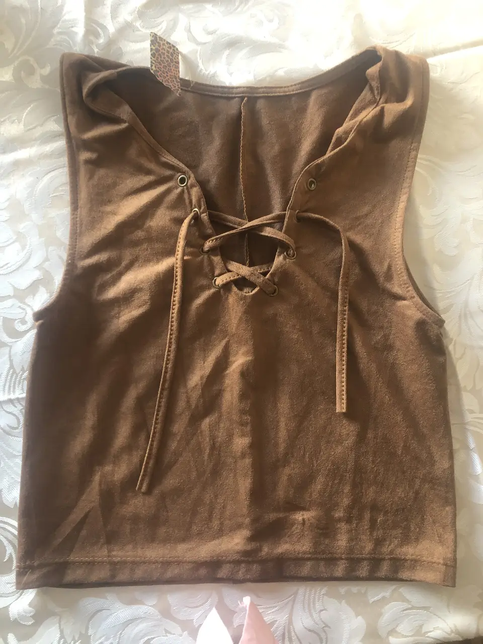 Top marrón de gamuza con cordones en el frente, ideal para un look casual y moderno. Perfecto para combinar con jeans o polleras. Es un talle XS y es pequeño, se elastiza poquito. 