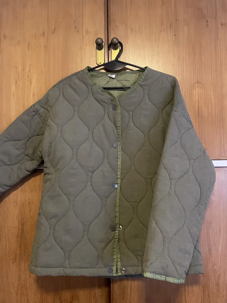 Campera acolchada estilo militar, color verde oliva. Es talle M, estilo oversize.  Con botones y detalles de costura en forma de rombos. Ideal para un look casual. No es gruesa, es para primavera/otoño. Está  nueva y sin uso ya que me quedó grande. 