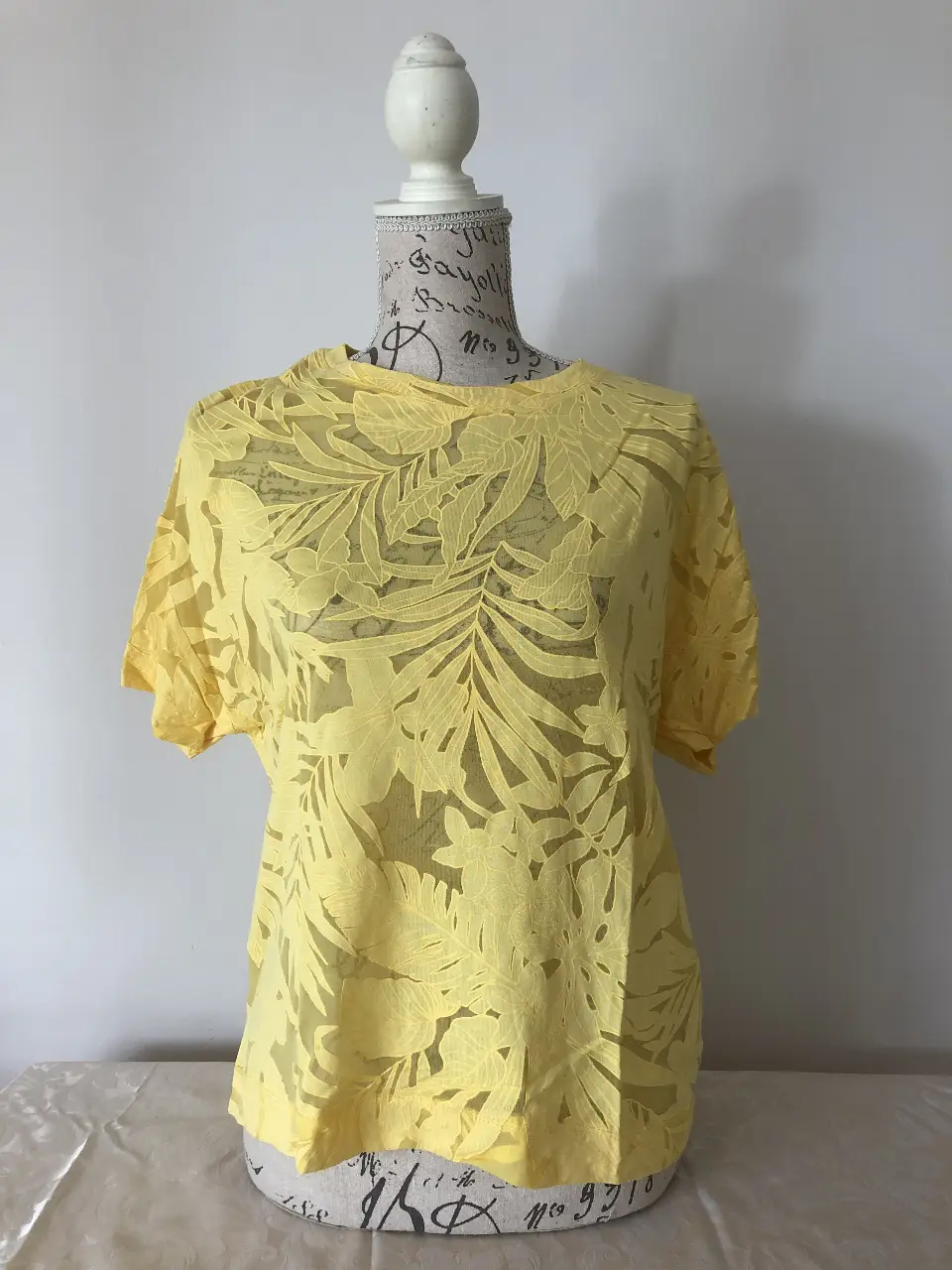 Blusa amarilla con estampado floral, ideal para un look fresco y femenino. Confeccionada en una tela ligera y transparente, perfecta para el verano. nunca la usé, está impecable. 