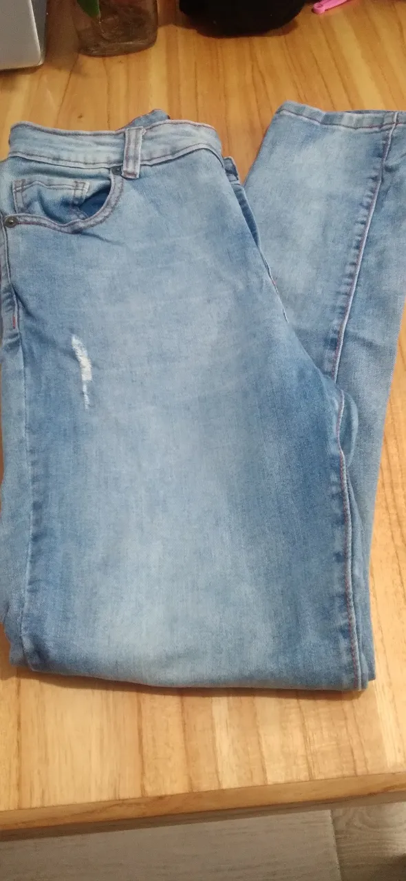 Jeans de mujer, corte recto, color azul claro con detalles de roturas. Talle 30, de la marca ST. MARIE JEANS.