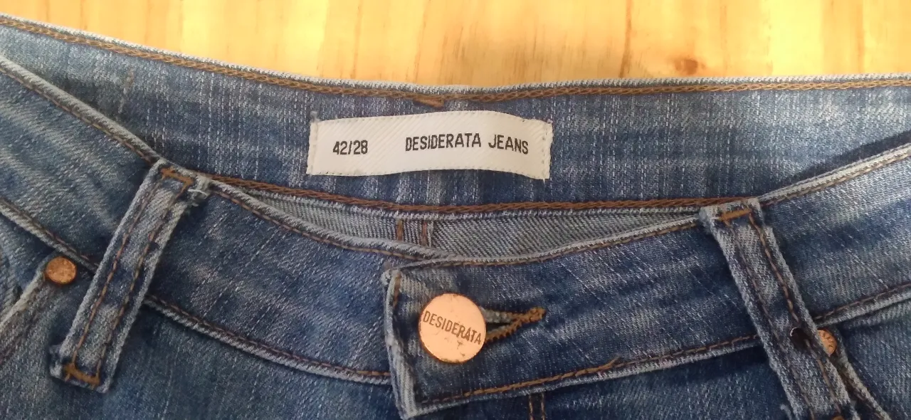 Jeans de mujer, corte recto, tiro medio, con detalles de roturas y desgaste. Ideal para un look casual y moderno.