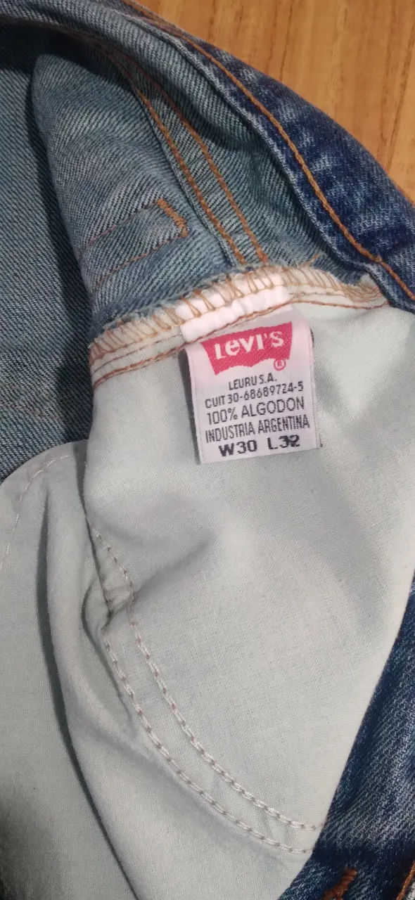 Jeans rectos de hombre, marca Levi's, talle 30x32, de algodón, color azul. Ideal para un look casual y cómodo.